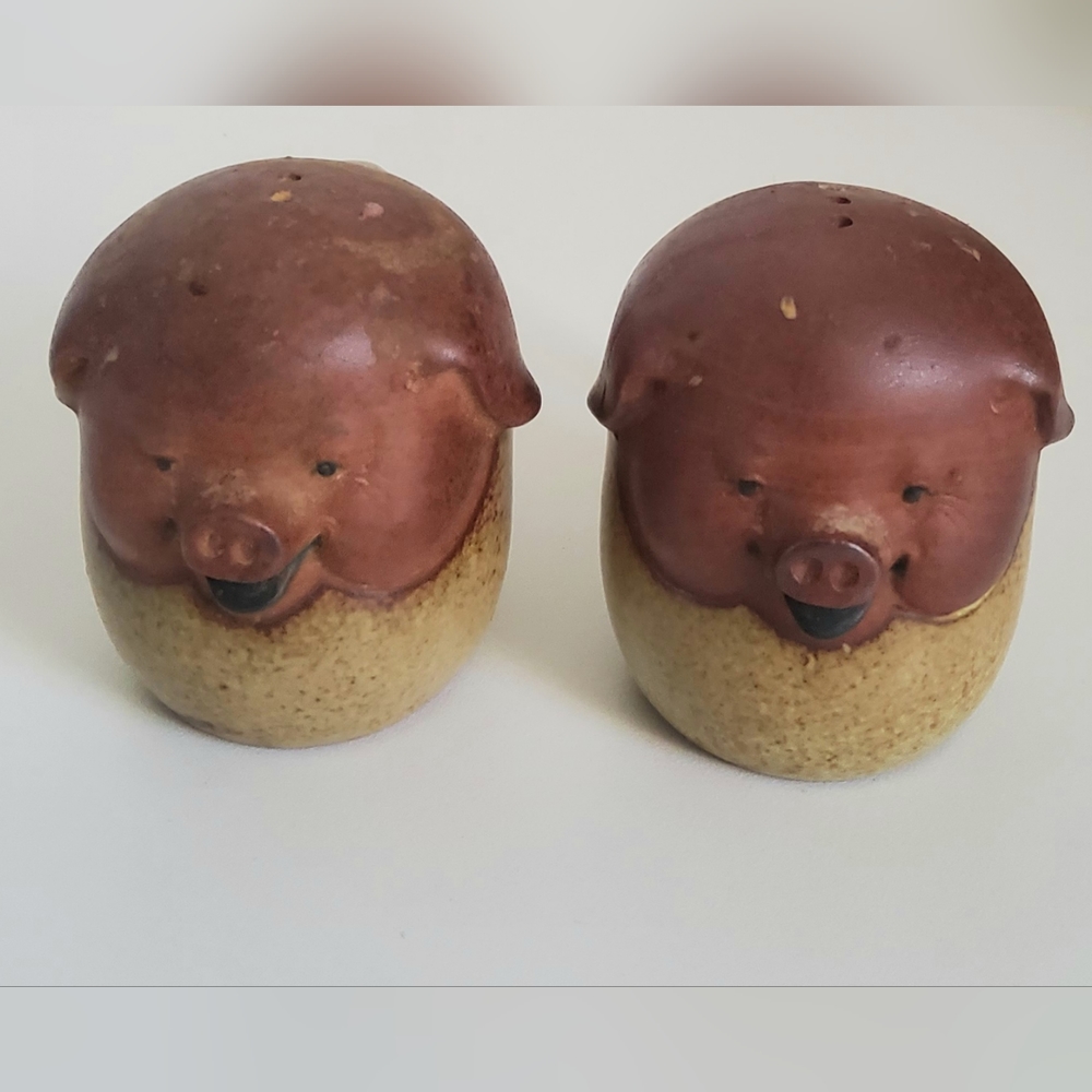 Vintage Giftcraft Salt and Pepper Shaker with Handle